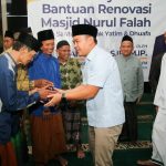 Ujang Bey Salurkan Bantuan Renovasi Masjid dan Santuni Yatim