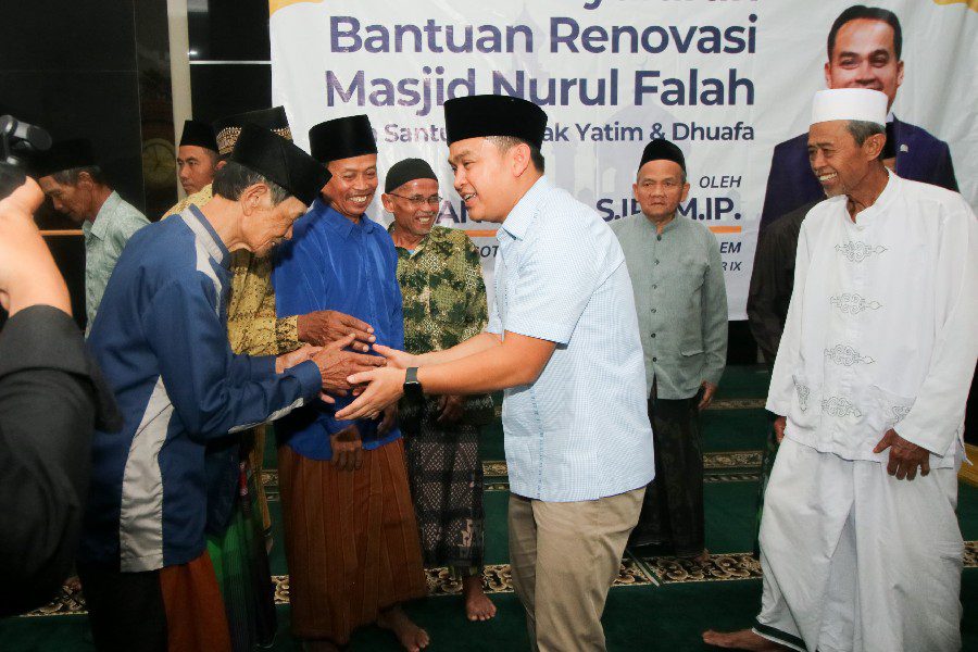 Ujang Bey Salurkan Bantuan Renovasi Masjid dan Santuni Anak Yatim