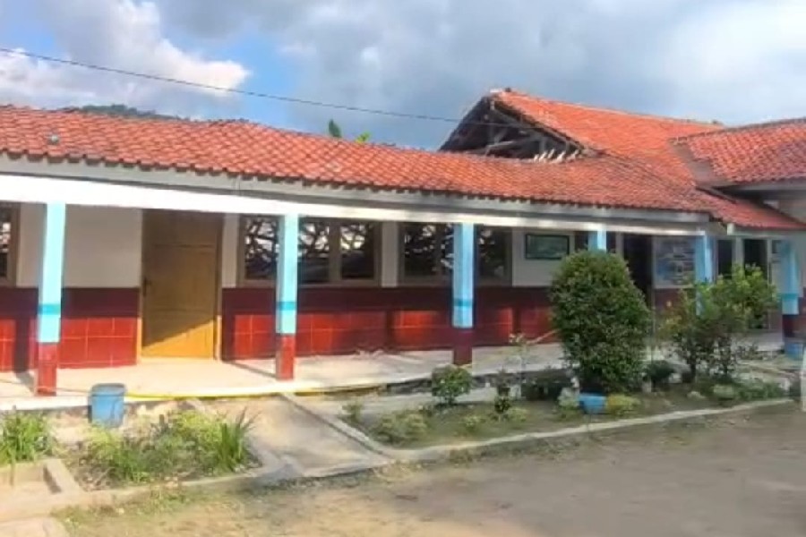 Atap SDN 3 Mirat Ambruk, Bupati Soroti Kualitas Konstruksi