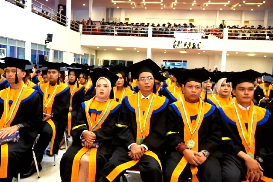 Wisuda ke-77 UGJ Cirebon, 704 Lulusan Siap Bersaing di Era AI