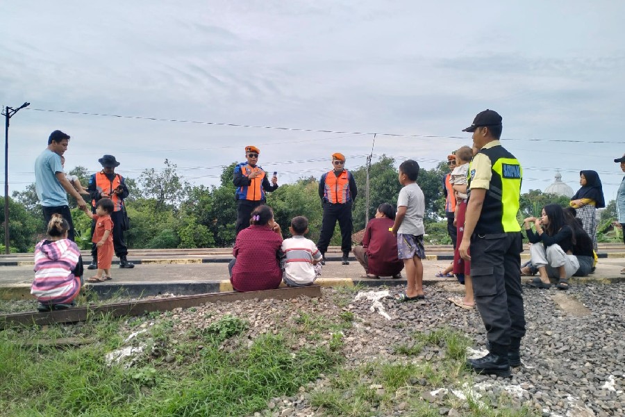 Daop 3 Cirebon Ingatkan Bahaya Membakar Sampah di Jalur Kereta