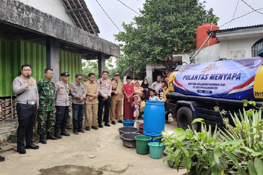 Hari Bhayangkara ke-80, Satlantas Polres Cirebon Kota Salurkan Air Bersih