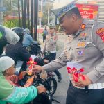 Sosialisasi Operasi Patuh Lodaya, Polres Cirebon Kota Bagi-Bagi Cokelat