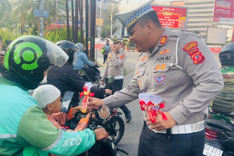 Sosialisasi Operasi Patuh Lodaya, Polres Cirebon Kota Bagi-Bagi Cokelat
