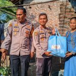 Wakapolres Cirebon Kota Tembus Medan Berbukit Demi Salurkan Bantuan Sosial
