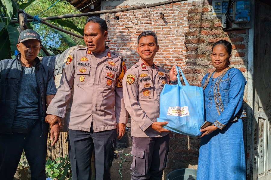 Wakapolres Cirebon Kota Tembus Medan Berbukit Demi Salurkan Bantuan Sosial
