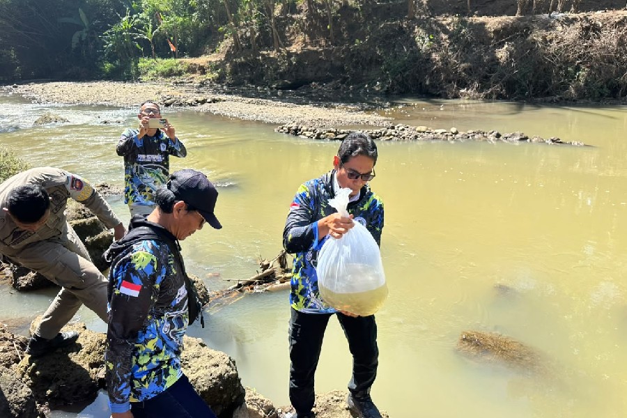 Sepuluh Ribu Benih Ikan Ditebar di Sungai Cilutung Majalengka