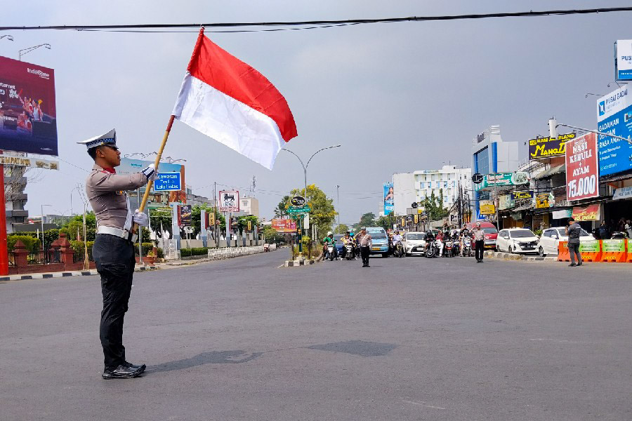 Lalu Lintas Disetop, Pengendara Ikut Hormat Proklamasi