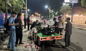 Motor Suzuki GSX Terbakar di Dekat Perlintasan Kereta Api Motor Suzuki GSX Terbakar di Dekat Perlintasan Kereta Api