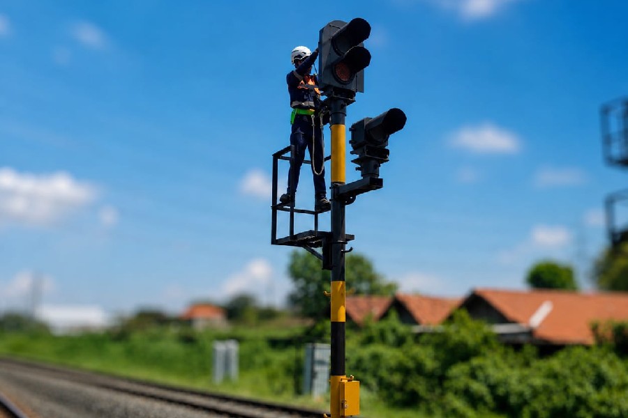 Perawatan Perangkat Sinyal dan Telekomunikasi Dukung Perjalanan Kereta Api