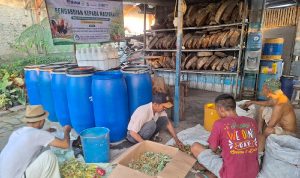 Warga Cangkoak Sulap Limbah Organik Menjadi Eco Enzim