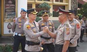 Dua Anggota Polres Cirebon Kota Dapat Kenaikan Pangkat Pengabdian