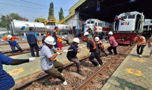 Lomba Tarik Lokomotif, 18 Tim Adu Kuat dan Kekompakan