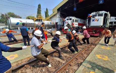 Lomba Tarik Lokomotif, 18 Tim Adu Kuat dan Kekompakan
