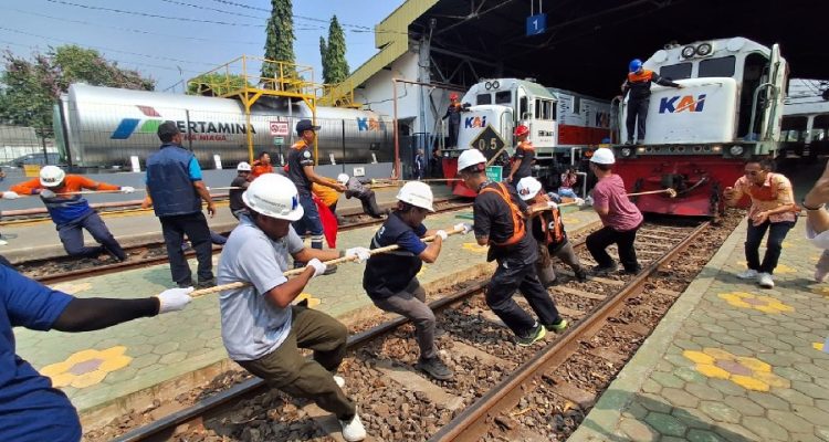 Lomba Tarik Lokomotif, 18 Tim Adu Kuat dan Kekompakan