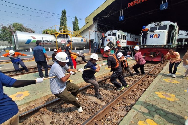 Lomba Tarik Lokomotif, 18 Tim Adu Kuat dan Kekompakan