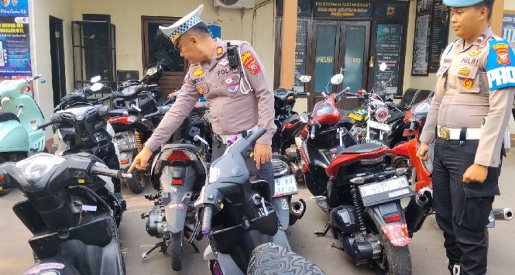 Penertiban Knalpot di Kesambi, 21 Pengendara Kena Tilang