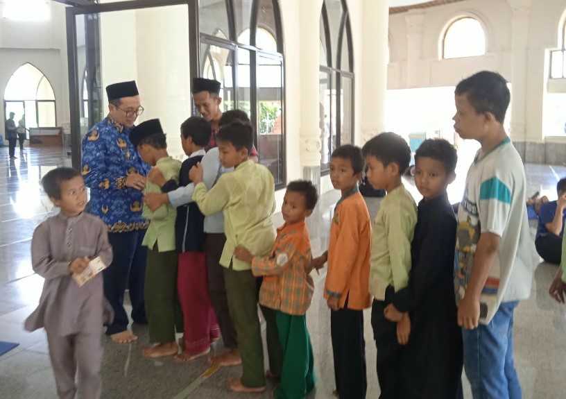 Jumat Berkah Anak-Anak Berebut Salaman dan Sedekah Bupati Cirebon